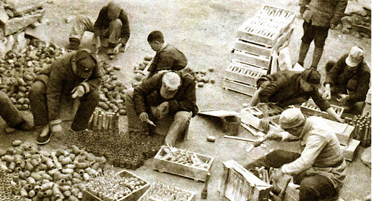 徐工集團(tuán)的前身華興鐵工廠誕生，后發(fā)展為徐州重型機(jī)械廠