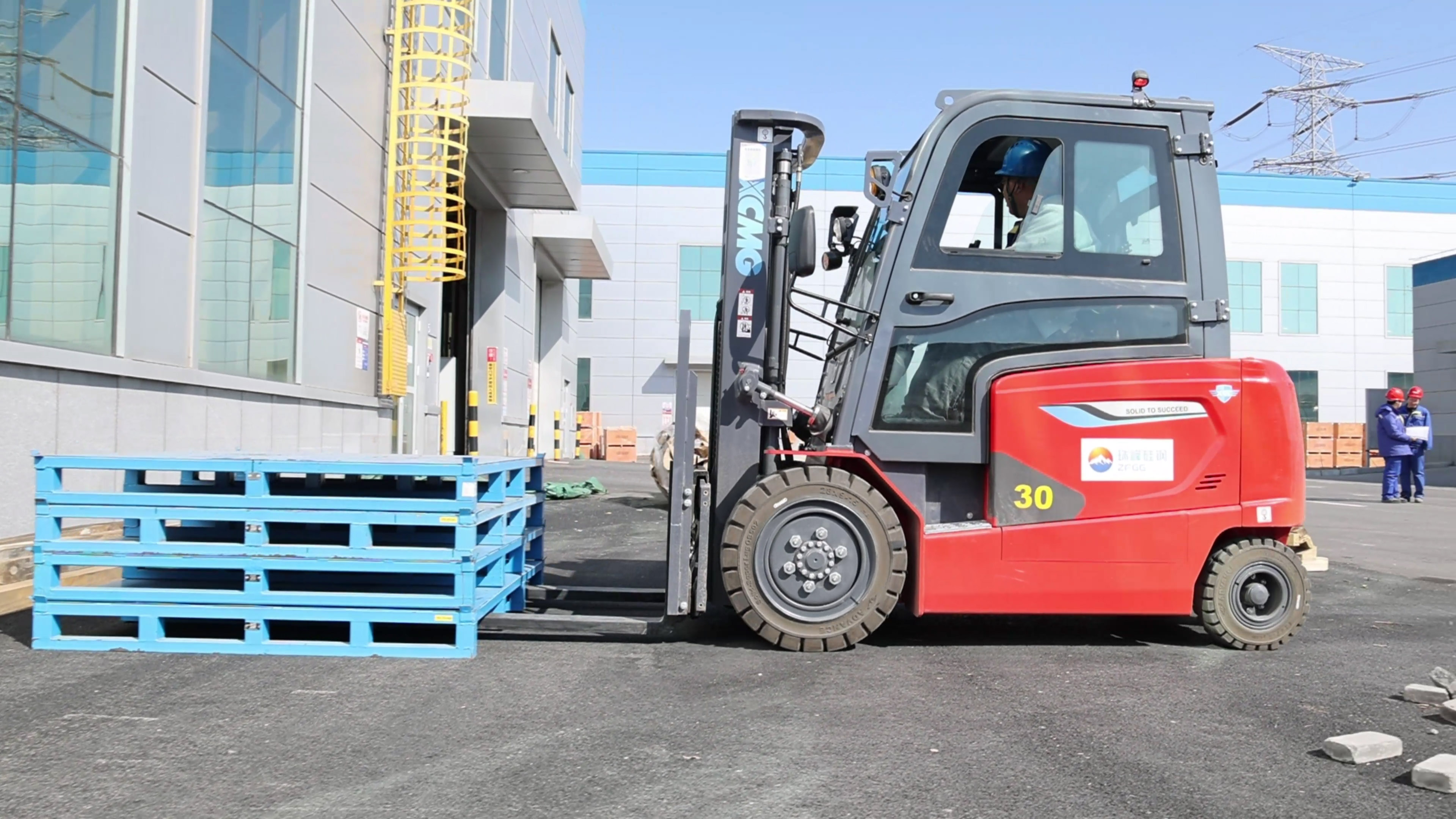 小巧精悍，徐工鯤鵬系列電動平衡重叉車制造業大展身手