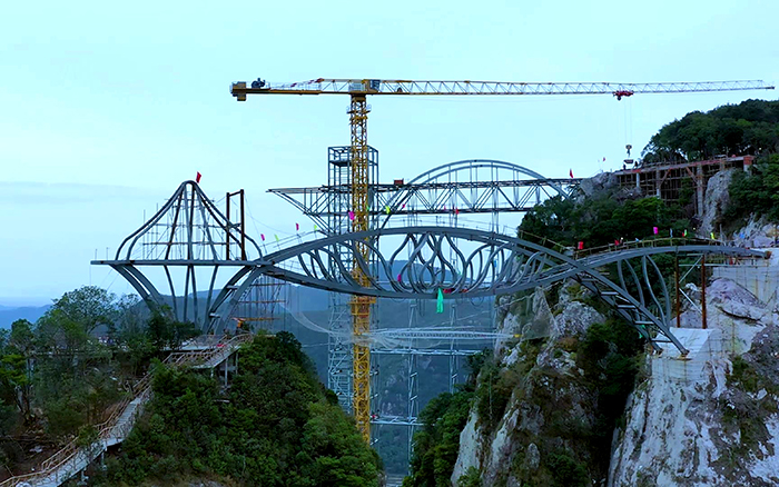 一覽眾山小！看徐工塔機(jī)「與山齊肩」