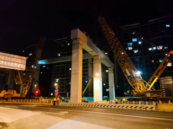 雙機聯動，毫米操控！徐工XGC11000高效破解高架橋施工難題