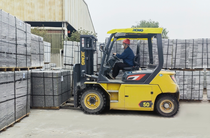 有“石”力！徐工孔雀電動叉車強勢入駐石材廠