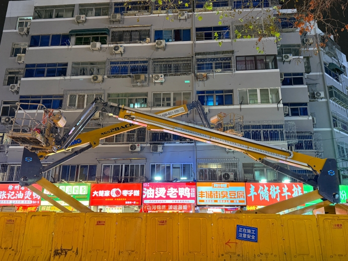 穿街過巷的“改造藝術(shù)家”！徐工電動(dòng)直臂高空作業(yè)平臺(tái)精準(zhǔn)施技豐儲(chǔ)街改造