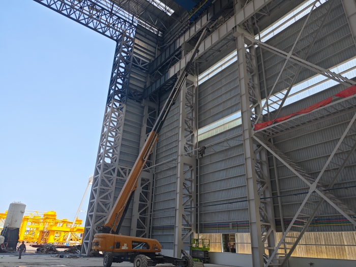 52米“巨臂”顯神通！徐工純電動(dòng)高空作業(yè)平臺(tái)高效攻堅(jiān)藍(lán)水海洋車間擴(kuò)建