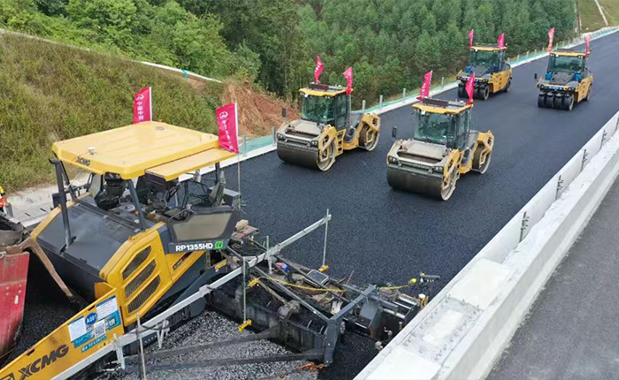 廣西首現無人化攤鋪！蒼容高速智慧施工引關注